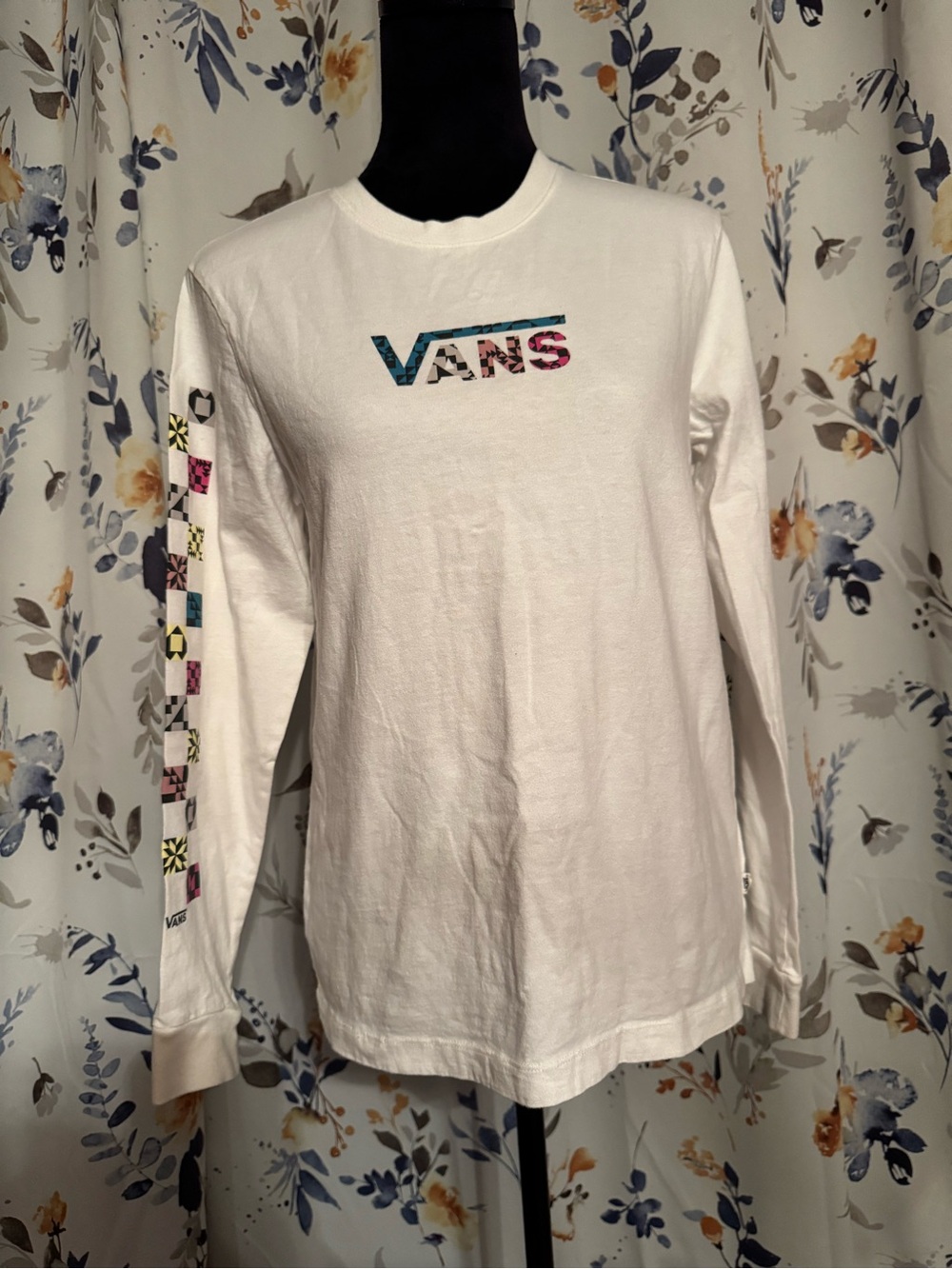 Vans White Long-Sleeve Tee with Multicolor Logo and Sleeve Squares Size Small B9